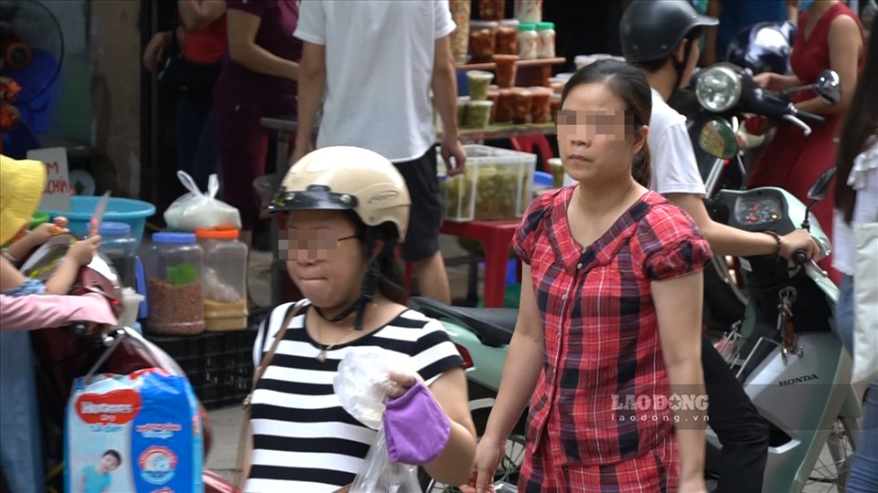 Một người dân giải thích, vì chưa nắm được thông báo mới về việc TP Hà Nội sẽ xử phạt người không đeo khẩu trang nơi công cộng nên đã không chuẩn bị khẩu trang khi đi chợ.