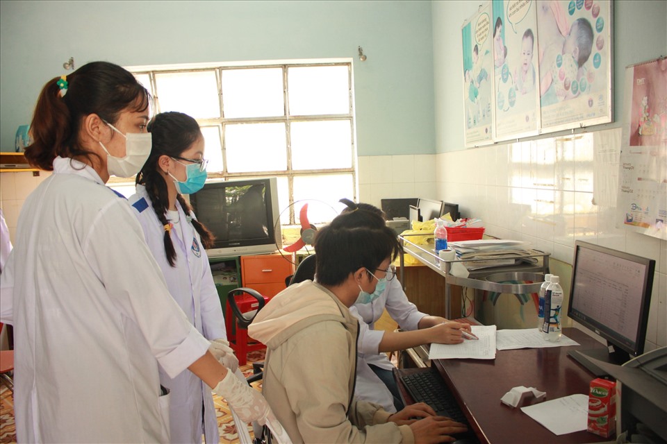 Nhiều sinh viên y khoa như Như và Cơ đều mong muốn được tham gia chống dịch. Ảnh: Mai Hương