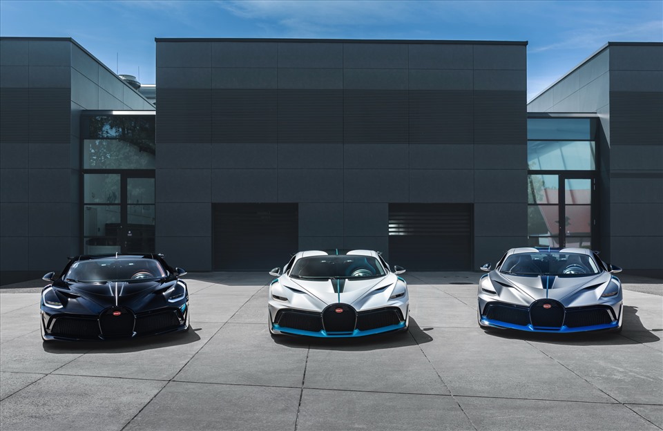 Sau 2 năm nghiên cứu và thiết kế, hãng xe Bugatti đã hoàn thiện và cho xuất xưởng những chiếc Divo đầu tiên. Dù giá bán lên đến 5 triệu euro (5,9 triệu USD) nhưng số lượng 40 chiếc Bugatti Divo vẫn không đủ đáp ứng nhu cầu của người mùa. Ảnh: Carscoops