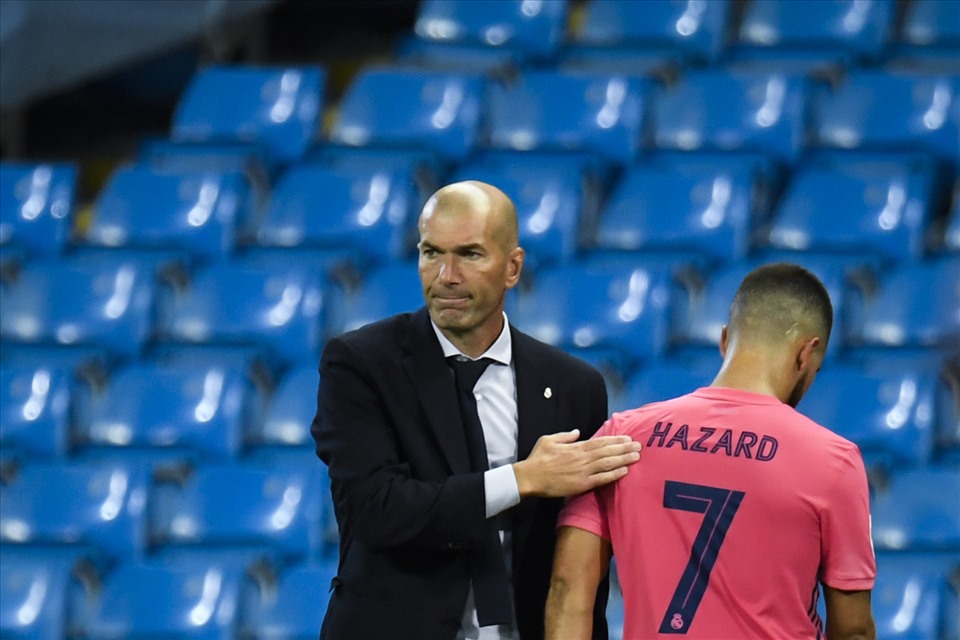Zidane phản ứng chậm và tin vào Eden Hazard quá lâu dù anh bế tắc bên cánh trái. Ảnh: Getty Images