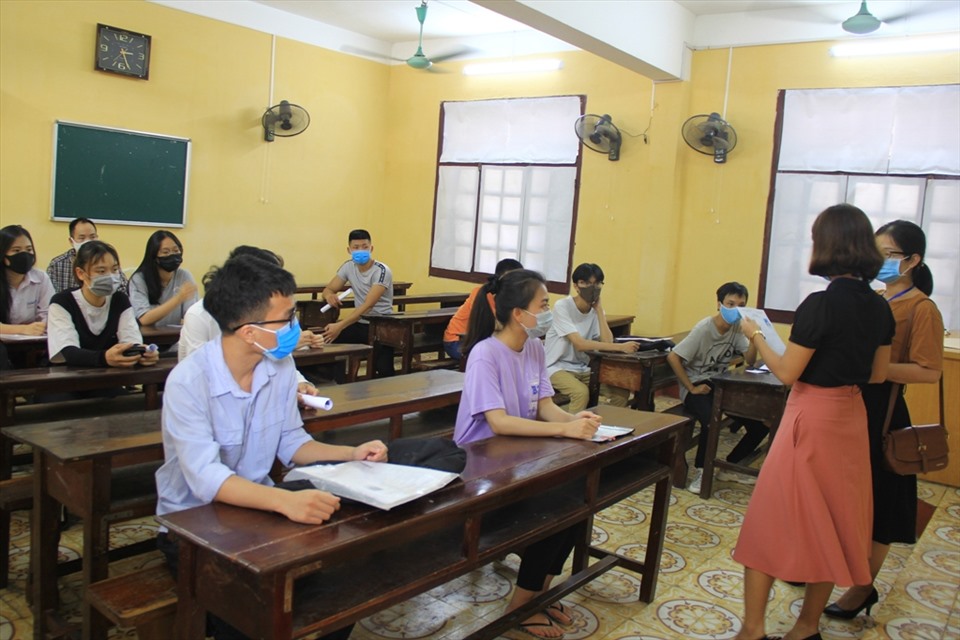 Tại các điểm thi ở TP. Thanh Hóa như Trường chuyên Lam Sơn, Trường THPT Nguyễn Trãi và Hàm Rồng, hầu hết các thí sinh đều thực hiện việc đeo khẩu trang. Ảnh: Quách Du