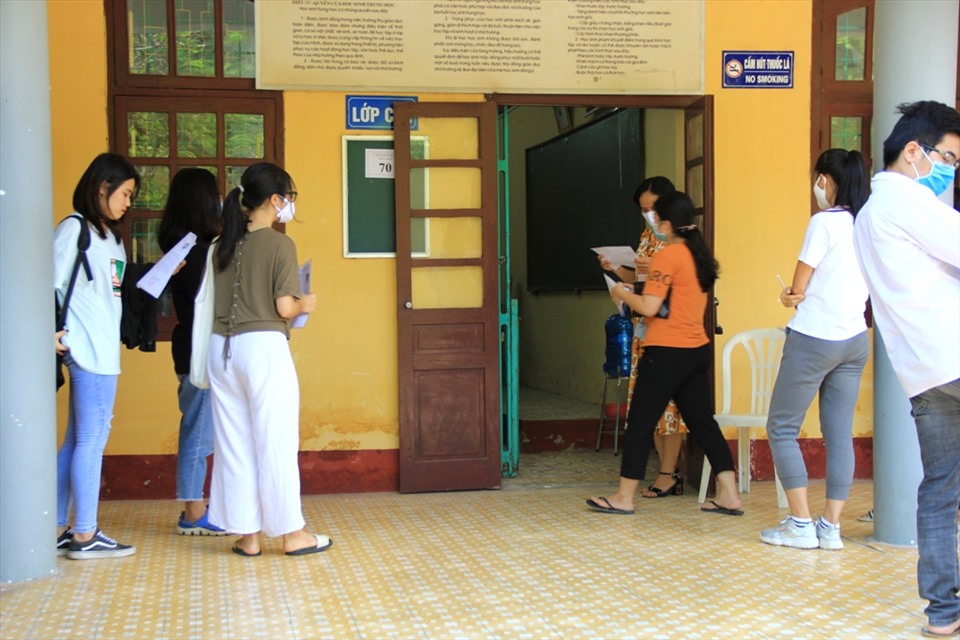 Tại các điểm thi ở TP. Thanh Hóa như Trường chuyên Lam Sơn, Trường THPT Nguyễn Trãi và Hàm Rồng, hầu hết các thí sinh đều thực hiện việc đeo khẩu trang. Ảnh: Quách Du
