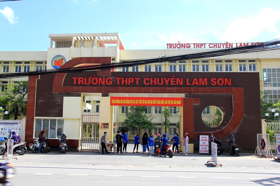 Tại điểm thi Trường THPT chuyên Lam Sơn, các thí sinh được yêu cầu đeo khẩu trang trước khi vào phòng làm thủ tục. Ảnh: Quách Du