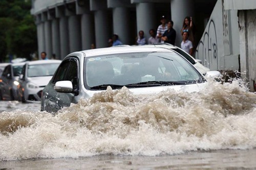 Khi lội nước, hãy chú ý đến tốc độ và rà nhẹ chân ga, tuyệt đối không tăng tốc đột ngột, kể cả khi thoát khỏi vùng ngập. Ảnh minh họa
