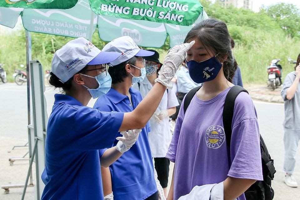 Theo ghi nhận của phóng viên, tại các điểm thi tại Hà Nội như trường Lương Thế Vinh, THCS Nam Từ Liêm... các thí sinh đều được đo thân nhiệt từ ngoài cổng trường.