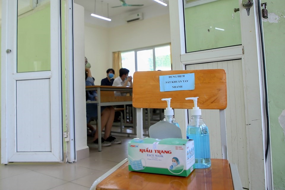 Tại điểm thi THCS Nam Từ Liêm, trước mỗi phòng thi đều có nước rửa tay và khẩu trang cho các em học sinh.