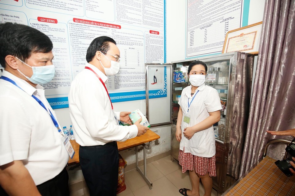 Bộ trưởng Bộ Giáo dục Phùng Xuân Nhạ có mặt tại điểm trường THCS Nam Từ Liêm (Hà Nội) để kiểm tra về công tác thi cũng như phòng dịch.