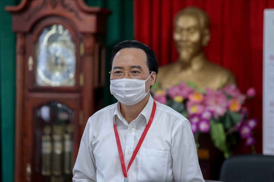 Bộ trưởng Phùng Xuân Nhạ kiểm tra công tác phòng ngừa dịch Covid-19 tại điểm thi Trường THCS Nam Từ Liêm chiều 8.8. Ảnh: Hà Phương.