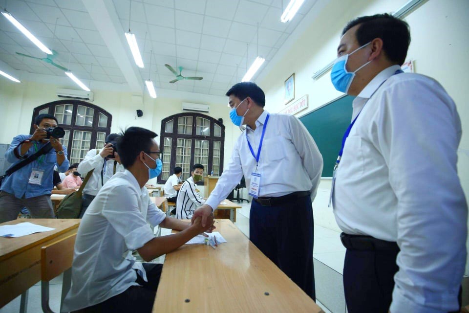 Trong sáng nay, Chủ tịch UBND TP. Hà Nội Nguyễn Đức Chung cũng có mặt tại điểm thi THPT Phan Đình Phùng để kiểm tra công tác thi. Ảnh: Tô Thế.