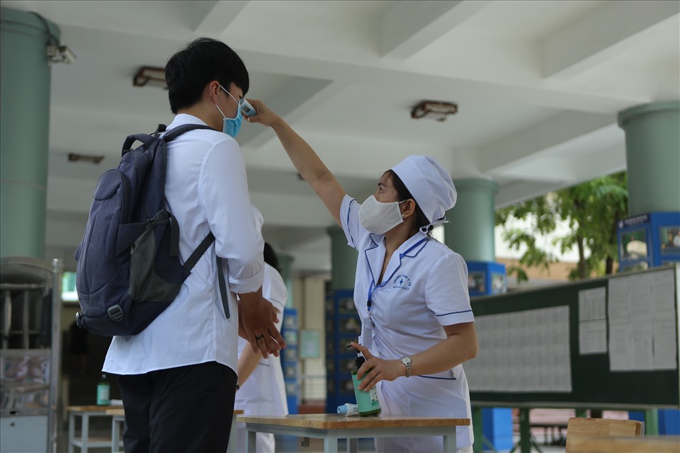 Tại điểm thi trường THCS & THPT Nguyễn Tất Thành, công tác phòng chống dịch diễn ra khá tốt. Tất cả các học sinh đều được yêu cầu giãn cách, đo thân nhiệt và sát khuẩn trước khi vào phòng thi. Ảnh: Danh Nhân.