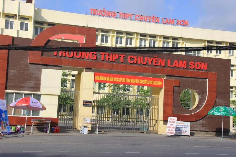 Tại điểm thi Trường THPT chuyên Lam Sơn, chỉ lác đác vài nhóm nhỏ phụ huynh ngồi ngoài cổng trường. Ảnh: Q.D