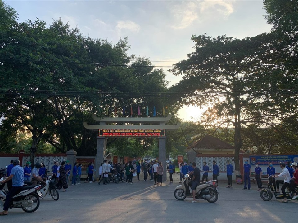 Các thí sinh đến điểm thi khá sớm tại huyện Thọ Xuân (Thanh Hóa). Ảnh: Q.D