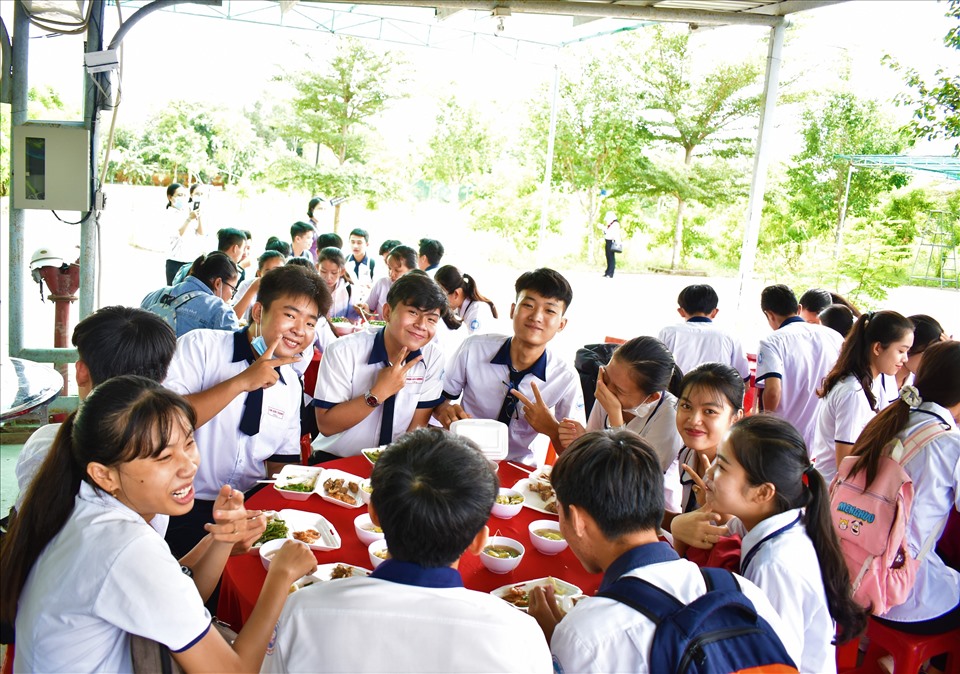 Theo thầy Minh , hiện tại ở Trường có khoảng 260 học sinh đăng ký nghỉ trưa. Trường đã có phương án tổ chức bữa ăn trưa miễn phí, chỗ nghỉ cho các em trong 2 ngày thi, kinh phí tổ chức được xã hội hóa.