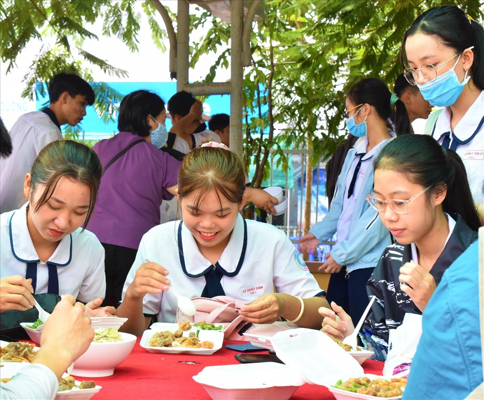 Em Khúc Hoàng Minh Thư lớp 12c2 Trường THPT Phan Văn Trị (huyện Phong Điền, TP.Cần Thơ) cho biết: Do gia đình nhà xa khoảng 10km. Nhà trường đã tạo điều kiện hỗ trợ ăn uống và chổ ở miễn phí cho em và các bạn điều này đã tạo động lực tinh thần cho các em thi được tốt hơn. Em cảm ơn nhà trường đã tạo điều kiện cho chúng em trong kỳ thi tốt nghiệp THPT năm 2020.