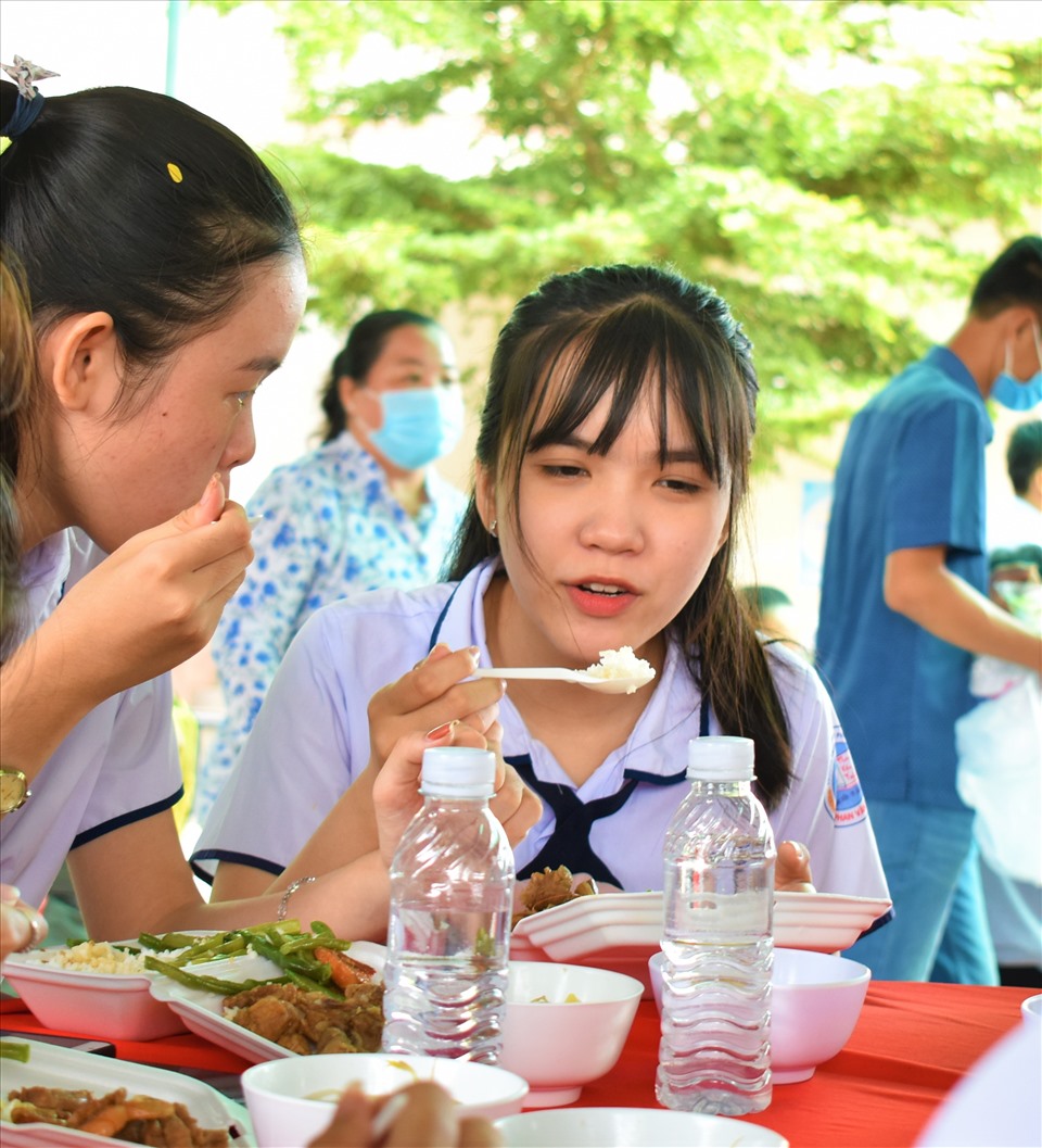 Em Khúc Hoàng Minh Thư lớp 12c2 Trường THPT Phan Văn Trị (huyện Phong Điền, TP.Cần Thơ) cho biết: Do gia đình nhà xa khoảng 10km. Nhà trường đã tạo điều kiện hỗ trợ ăn uống và chổ ở miễn phí cho em và các bạn điều này đã tạo động lực tinh thần cho các em thi được tốt hơn. Em cảm ơn nhà trường đã tạo điều kiện cho chúng em trong kỳ thi tốt nghiệp THPT năm 2020.