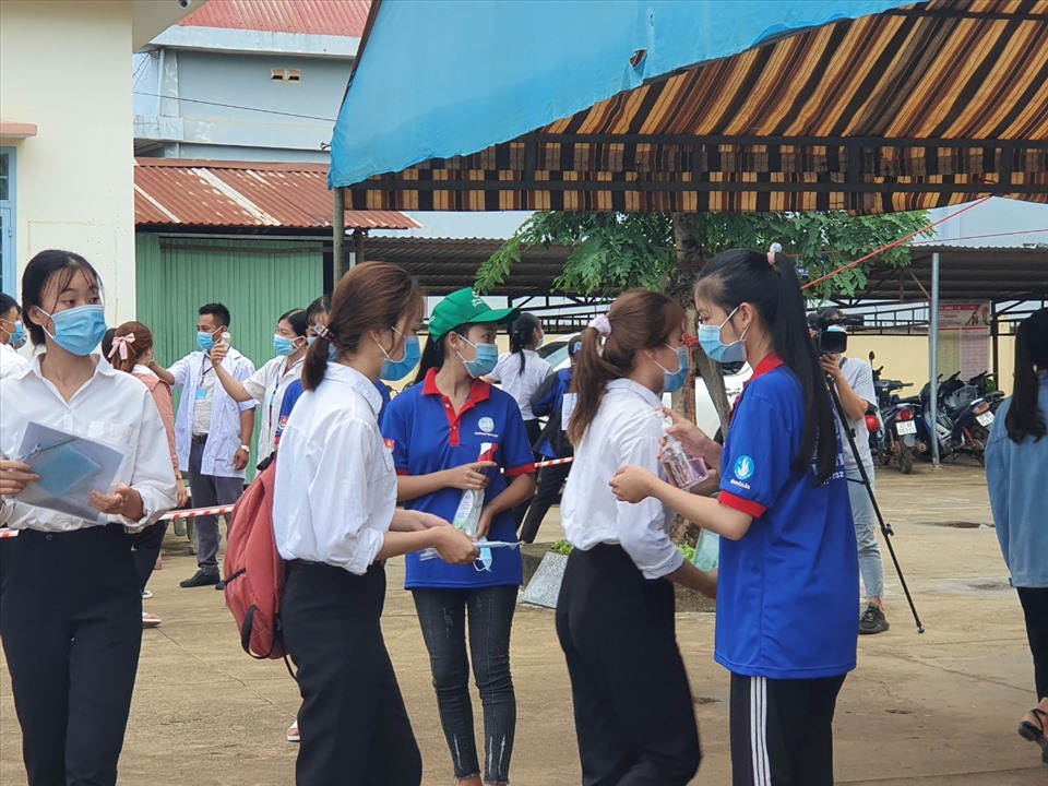 Sáng 9.8, các thi sinh ở huyện vùng biên Ea Súp, Đắk Lắk đến điểm thi chuẩn bị làm bài môn ngữ văn. Ảnh T.X