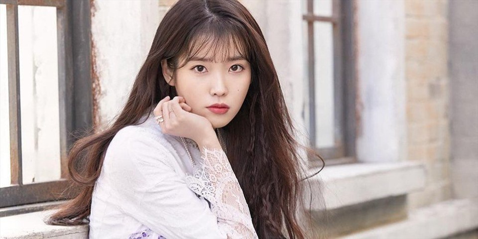 5. IU: IU được người hâm mộ Hàn Quốc gọi với cái tên “em gái quốc dân” vì sở hữu vẻ đẹp tự nhiên, trong sáng. Cô nhận về 139.439 phiếu bình chọn trong bảng xếp hạng lần này.