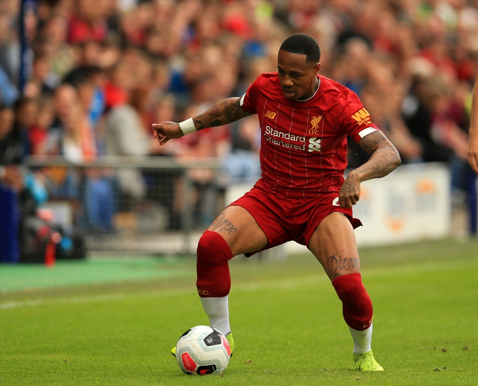 Nathaniel Clyne (29 tuổi, giá thị trường 8 triệu euro): Thêm một cựu cầu thủ Liverpool khác gia nhập nhóm cầu thủ thất nghiệp. Hậu vệ cánh phải này được tự do thương lượng với các đội bóng khác khi hợp đồng của anh với Liverpool đáo hạn hôm 1.7.