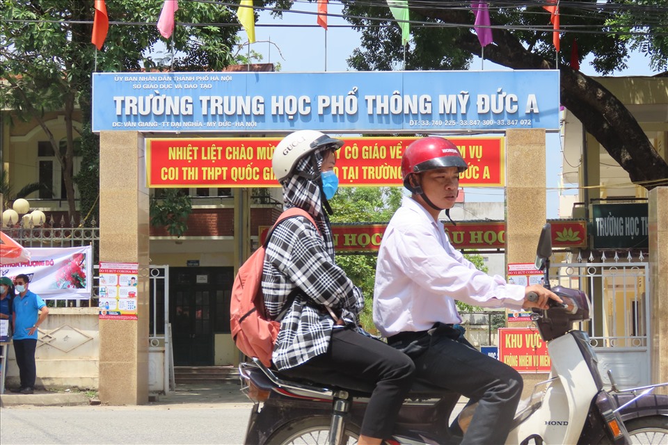 Anh Việt Quốc: Phụ huynh khác cho biết, nắng nóng con đi thi còn phải đeo khẩu trang tôi thấy rất tội, nhưng do sức khỏe phải chấp hành. Lúc sáng cháu ôn đúng bài nên làm bài rất tốt tôi cũng đỡ lo hơn, vì sợ dịch bệnh cháu phải học online ảnh hưởng kết quả của con.