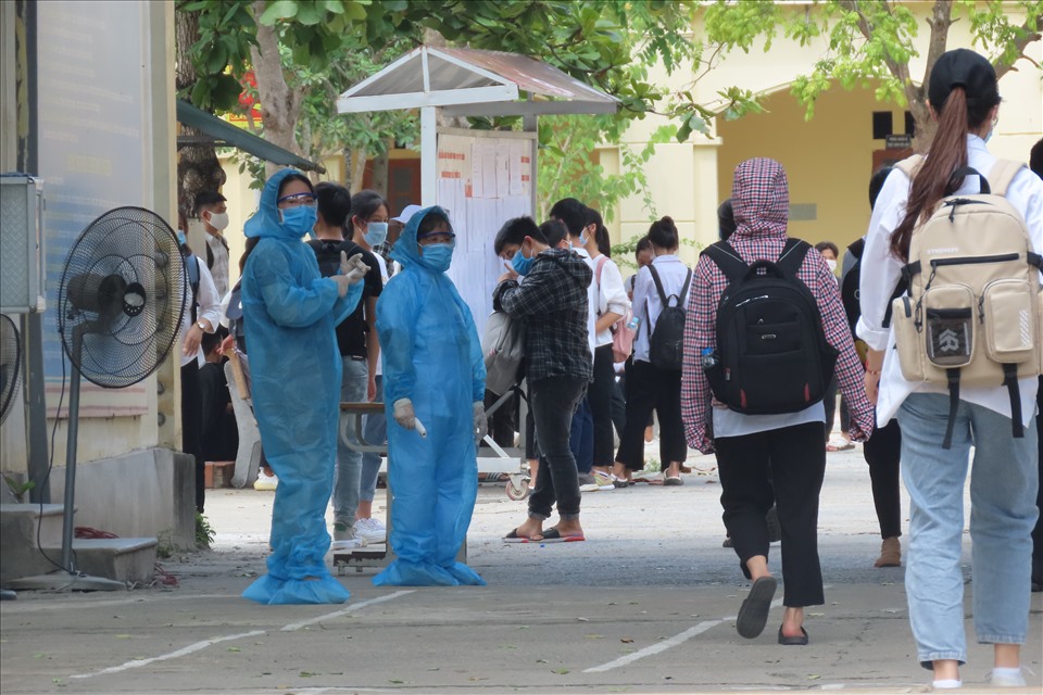 12h30 các nhân viên y tế đã mặc đồ bảo hộ đứng sẵn trước cổng Trường THPT Mỹ Đức A (Hà Nội) để đo thân nhiệt cho các sĩ tử vào phòng thi.