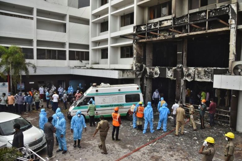 Các nhân viên cứu hộ tìm kiếm những người sống sót sau vụ hỏa hoạn tại một khách sạn được chuyển thành nơi điều trị bệnh nhân COVID-19 ở bang Andhra Pradesh, Ấn Độ. Ảnh: Reuters