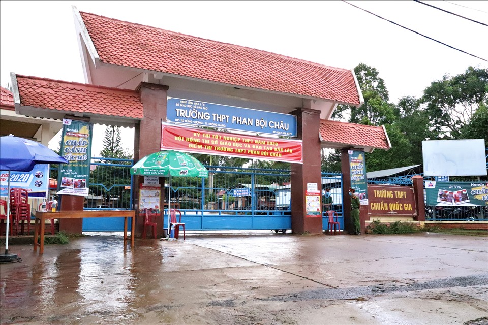 Chiều 9.8, gần 1.000 sĩ tử ở huyện Krông Năng, Đắk Lắk bắt đầu làm bài bài thi môn toán. Giữa lúc các em đang ở trong phòng, căng sức hoàn thành bài thi thì bên ngoài trời bỗng dưng mưa như trút nước.