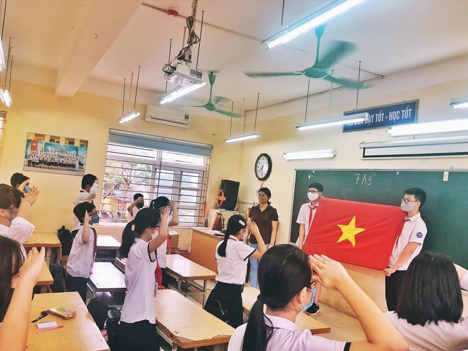 Học sinh THCS Nguyễn Công Trứ (Hà Nội) chào cờ trong lớp học (Ảnh:GVCC)