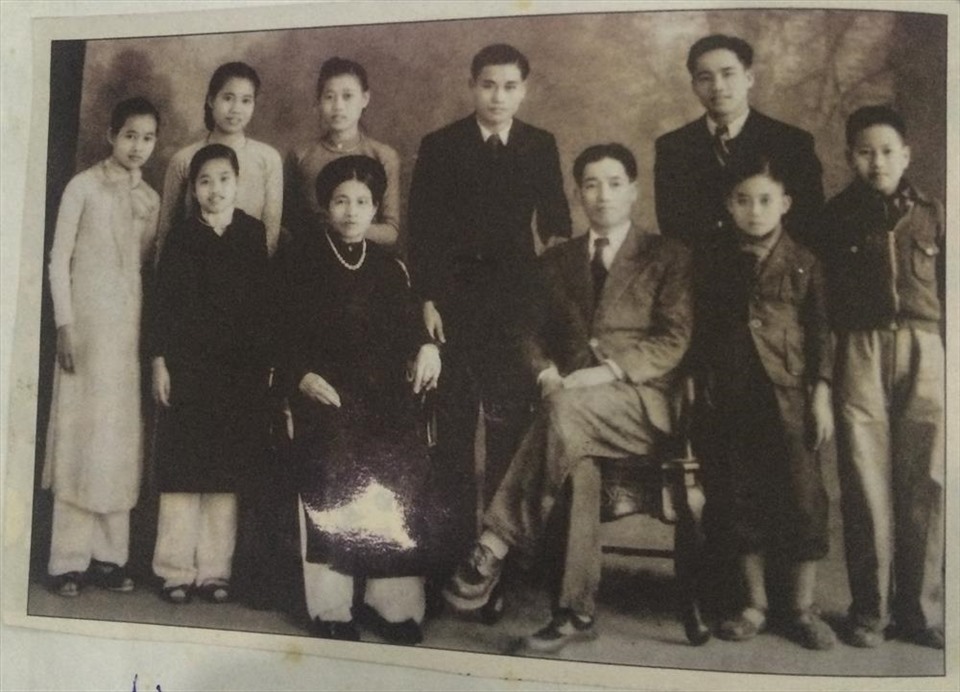 Ảnh chụp gia đình bà Lê Thi từ năm 1943. Ảnh Tư liệu.