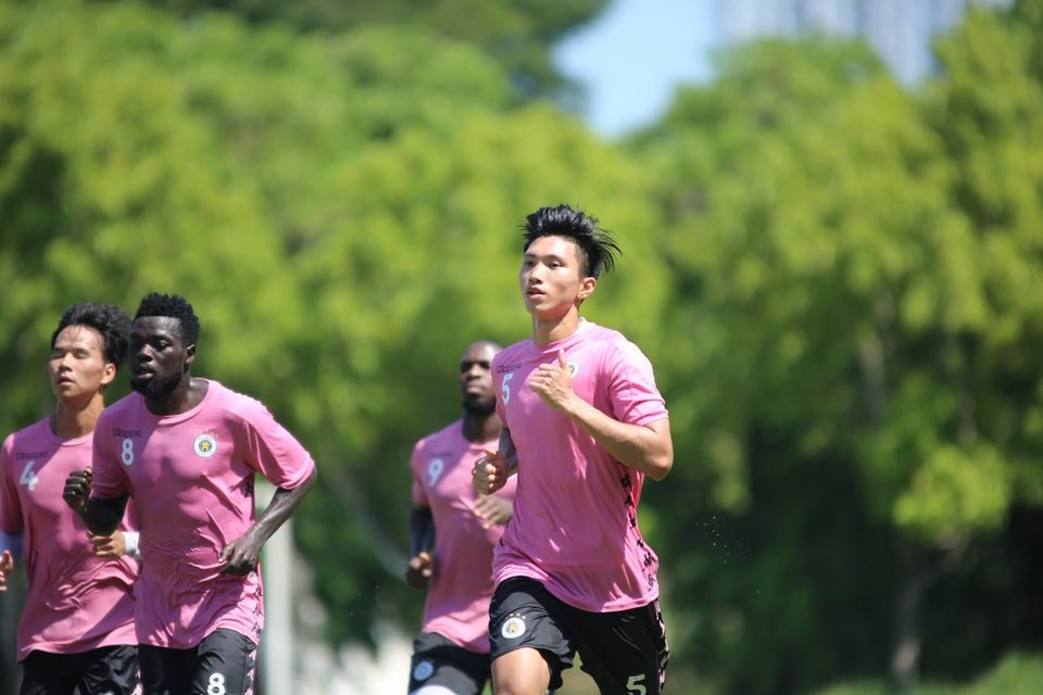Đoàn Văn Hậu trong buổi tập cùng Hà Nội. Ảnh: HNFC
