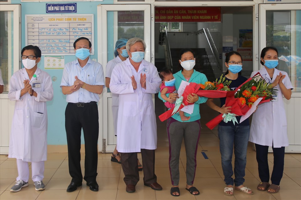 Giám đốc Sở Y tế tỉnh Quảng Trị và lãnh đạo Bệnh viện Chuyên khoa Lao và Bệnh phổi tỉnh Quảng Trị tặng hoa chúc mừng 2 bệnh nhân. Ảnh: Hưng Thơ.