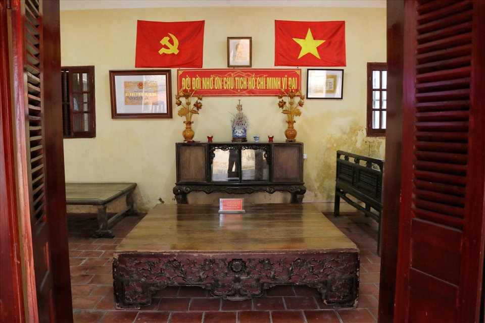 Ngôi nhà gồm 3 gian, gian chính giữa có đặt ảnh của Bác Hồ cùng dòng chữ “Đời đời nhớ ơn Chủ tịch Hồ Chí Minh vĩ đại”, thể hiện sự trang nghiêm, tôn kính.