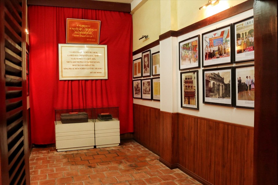 Hai phòng nhỏ bên cạnh dùng để trưng bày những tư liệu, hiện vật trong suốt quá trình hoạt động cách mạng của Người.