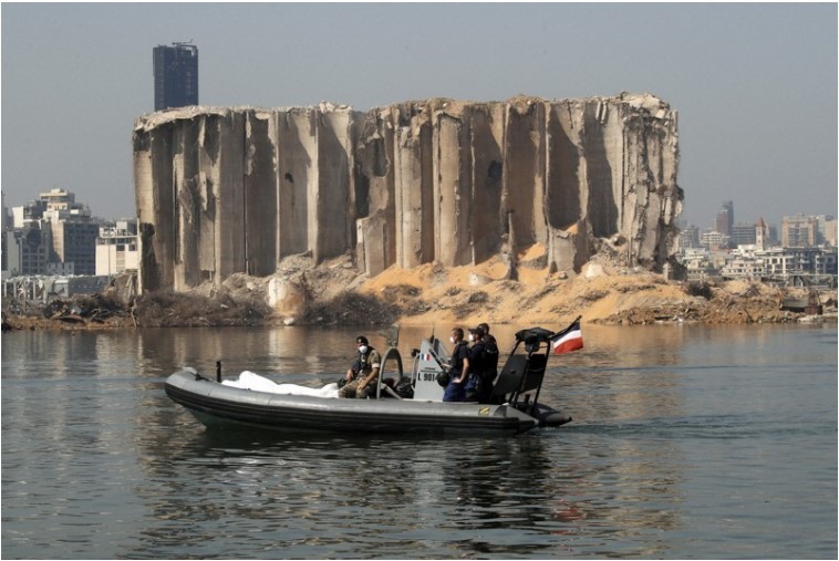 Các binh sĩ Lebanon và Pháp tuần tra trên một chiếc thuyền gần khu vực bị hư hại của vụ nổ lớn ở khu vực cảng Beirut, ở Beirut, Lebanon. Ảnh: AP.