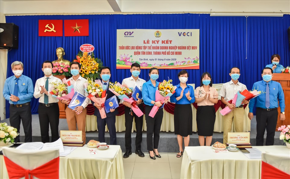 Lãnh đạo Tổng LĐLĐ Việt Nam, LĐLĐ TPHCM và Quận Tân Bình chụp hình lưu niệm cùng các doanh nghiệp tại lễ ký thỏa ước lao động tập thể. Ảnh Đức Long