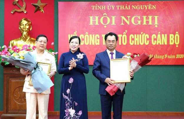 Bí thư Tỉnh ủy Thái Nguyên trao quyết định và chúc mừng ông Trịnh Việt Hùng và ông Bùi Đức Hải. Ảnh VGP
