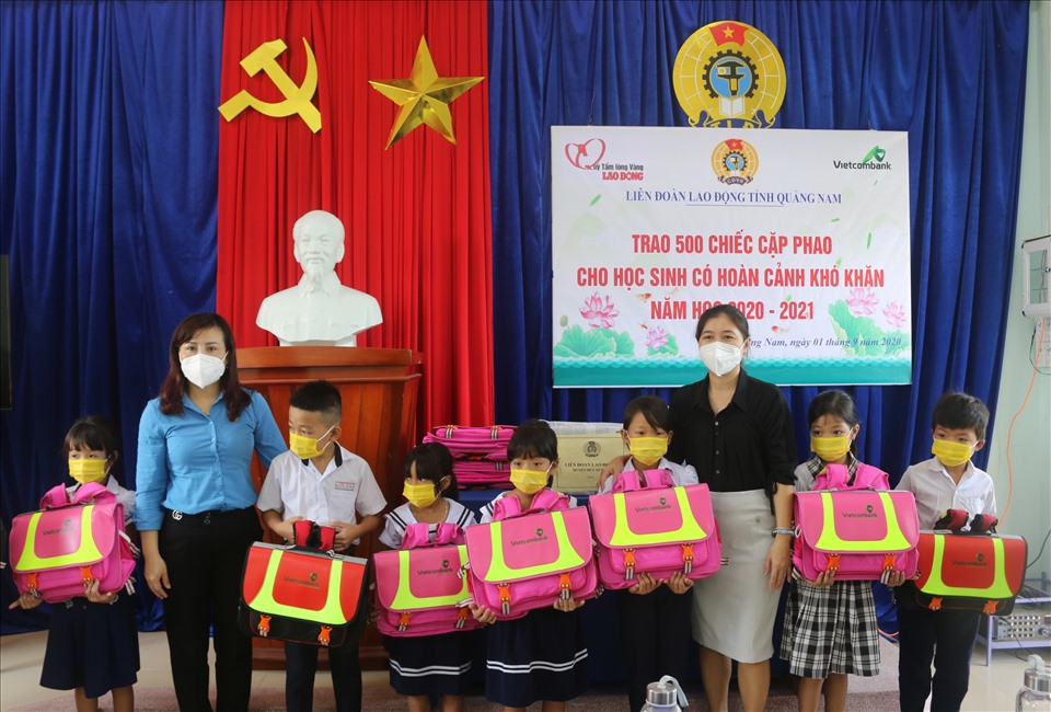 Trao 500 cặp phao cho học sinh có hoàn cảnh khó khăn trên địa bàn tỉnh Quảng Nam.