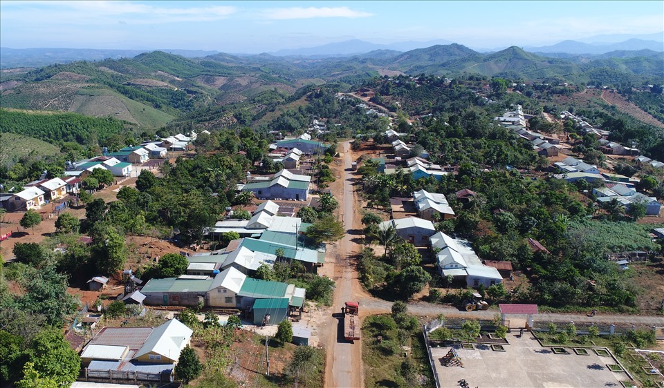 Nhìn từ xa khu tái định cư Đắk P'lao nhìn như một khu phố thị sầm uất, thế nhưng phía trong đó là cuộc sống khó khăn, đói nghèo đang bủa vây lấy người dân nơi đây