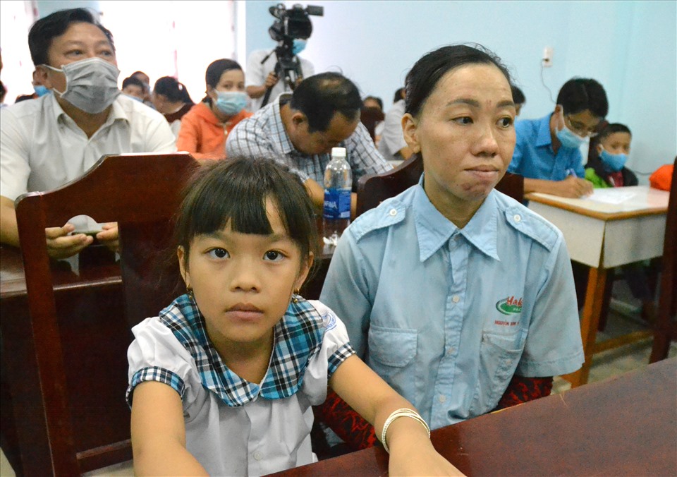 Người mẹ đơn thân Nguyễn Kim Thanh, đoàn viên Công ty Cổ phần Bao bì Hà Tiên đưa con gái đến nhận học bổng. Ảnh: Lục Tùng