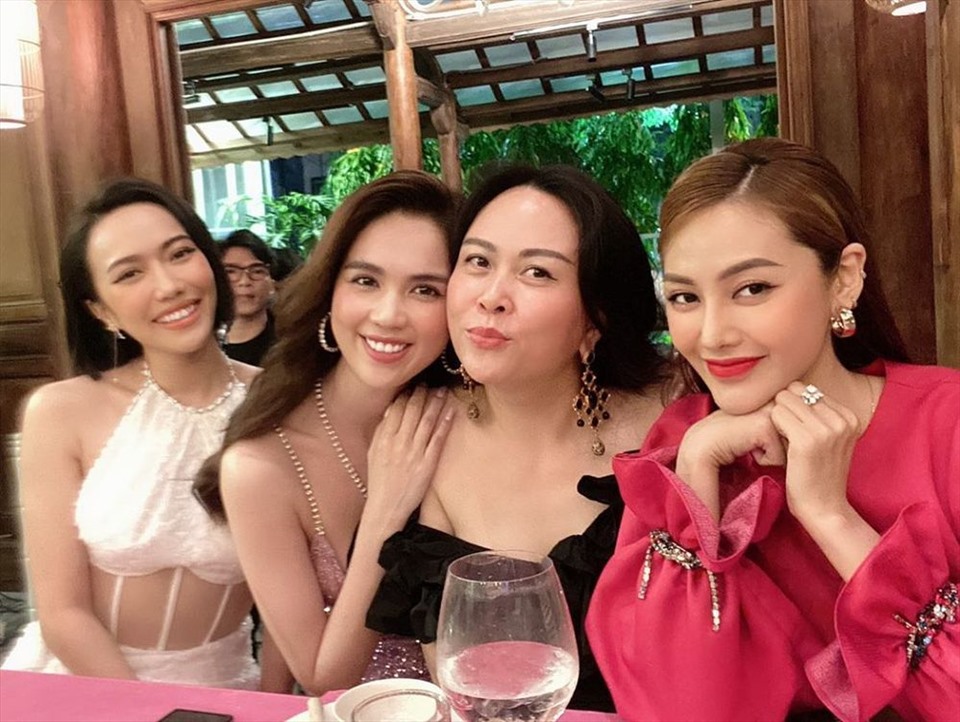 Từ trái sang (Diệu Nhi, Ngọc Trinh, Phượng Chanel, Linh Chi) góp mặt trong buổi tiệc của “nữ hoàng nội y“. (Ảnh: Instagram nhân vật)