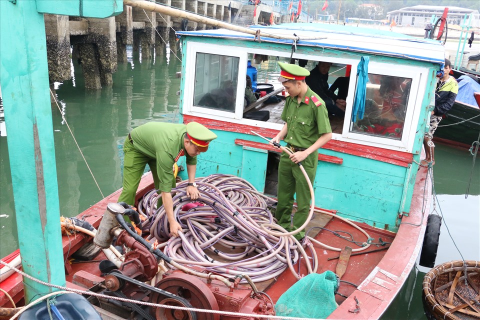 Kiểm tra tàu cá khai thác hải sản trái phép. Ảnh: TH Quảng Ninh