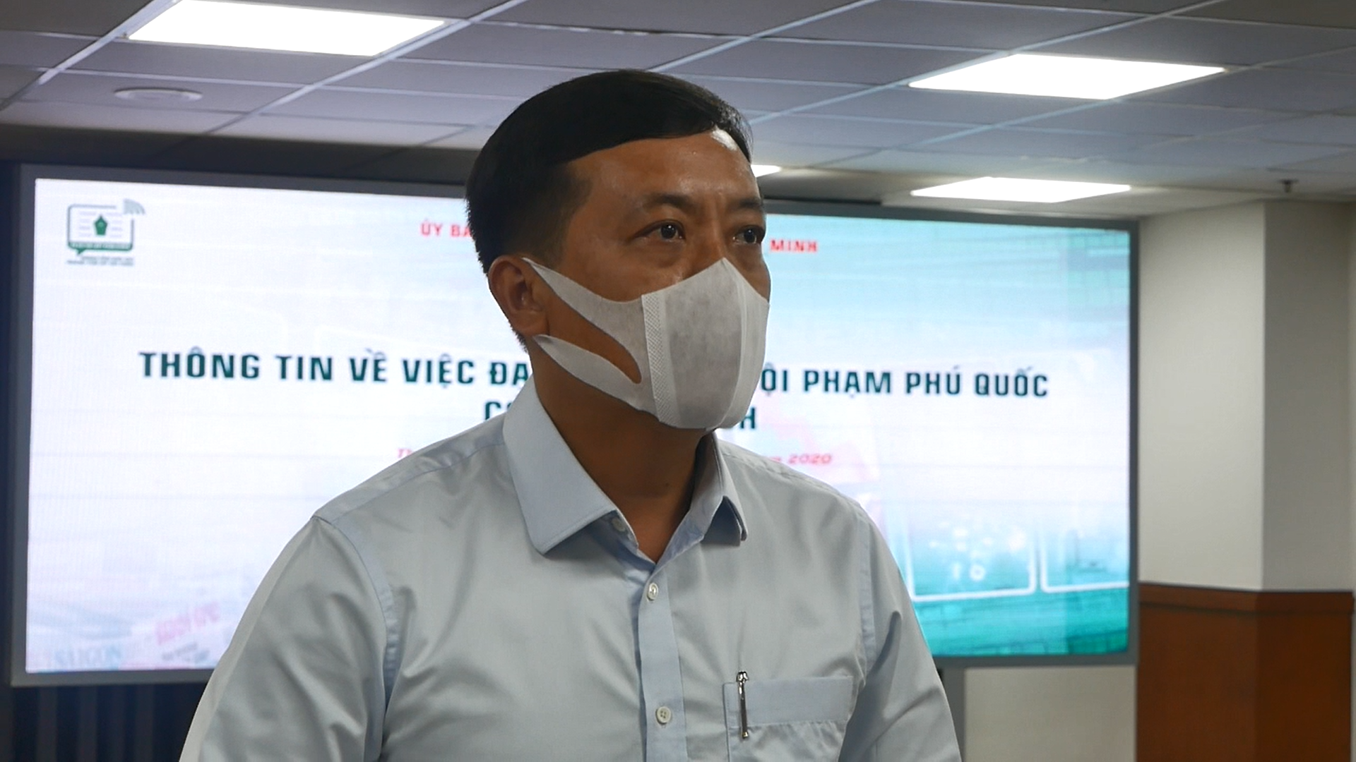Ông Hà Phước Thắng – Chánh văn phòng UBND TPHCM thông tin hướng xử lý với ông Phạm Phú Quốc.  Ảnh: Anh Tú