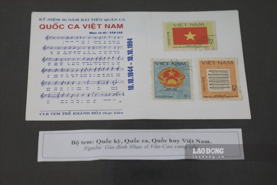 Bộ tem Quốc kỳ quốc ca và quốc kỳ do gia đình nhạc sĩ Văn Cao cung cấp.