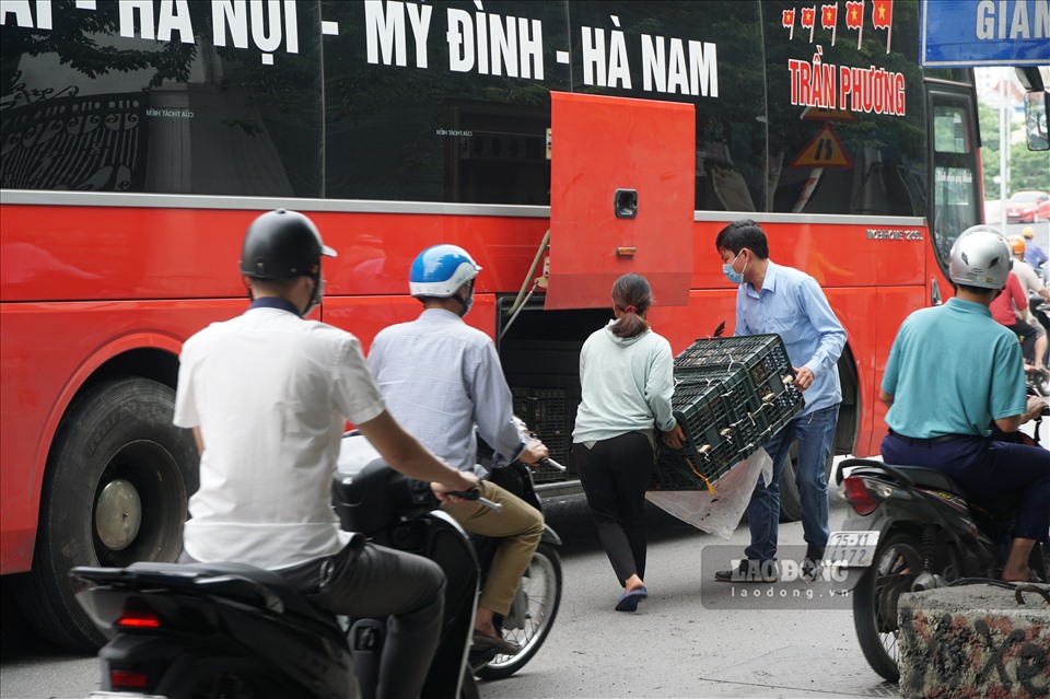 Tại tuyến đường Phạm Văn Đồng, nạn xe dù bến cóc vẫn chưa được xử lý triệt để.