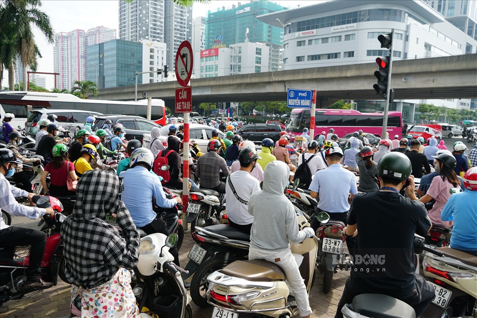 Cảnh giao thông “hỗn loạn” trên phố Nguyễn Hoàng vào đầu giờ sáng.