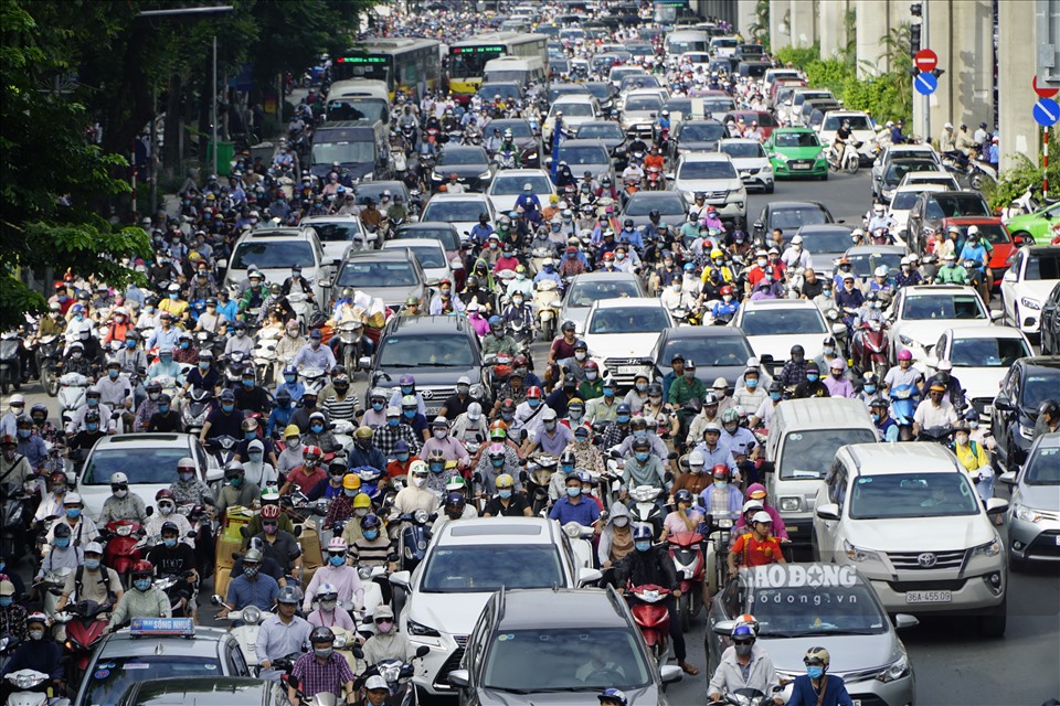 Sáng 10.9, nhiều tuyến phố Hà Nội ùn tắc kéo dài trong giờ cao điểm.