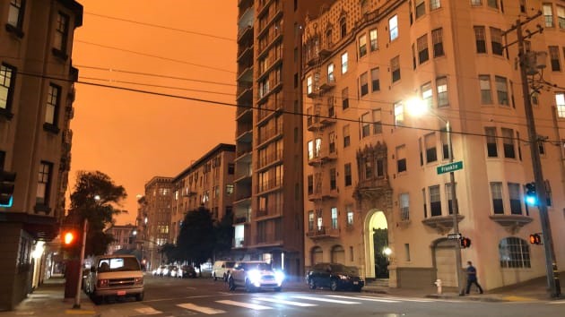 Đám cháy rừng Creek bắt đầu từ 4.9 đã thiêu rụi hàng trăm km2 ở khu ở Fresno và chưa được kiểm soát. Cùng với đó, đám cháy ở Oregon và Washington cũng là yếu tố khiến tình trạng trở nên bất thường. Trong ảnh là đèn đường và đèn ô tô bật sáng lúc 11h sáng 9.9 ở San Francisco. Ảnh: CNBC.
