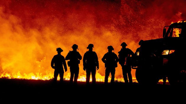 Nhân viên cứu hỏa ở quận Butte quan sát đám cháy Bear đang lan nhanh ở một con đường ở Oroville, California hôm 9.9. Ảnh: AFP.