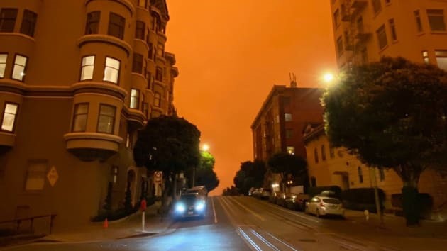 Đèn đường, đèn pha và đèn ở các căn hộ bật sáng vào khoảng trưa 9.9 ở Russian Hill, San Francisco. Ảnh: CNBC.