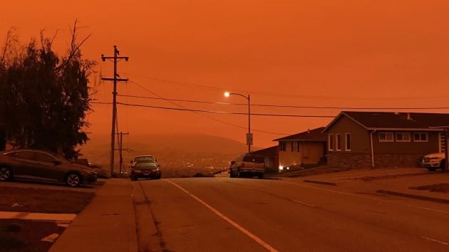Đèn đường bật sáng giữa ban ngày ở San Bruno, California, khi bầu trời tối sầm do đám khói từ phía tây. Ảnh: CNBC.