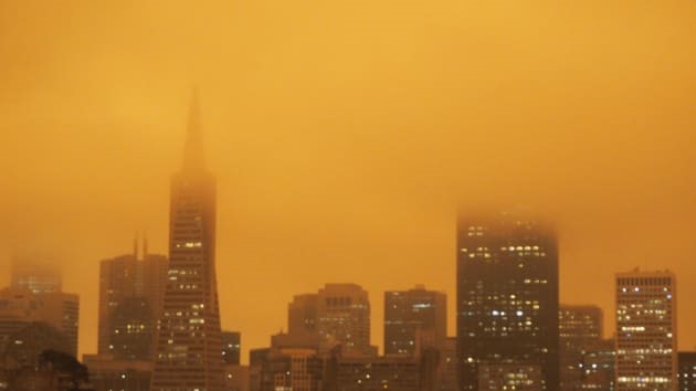 Tòa nhà Transamerica ở San Francisco bị che khuất bởi khói bốc cao trong sáng 9.9 Ảnh: CNBC.